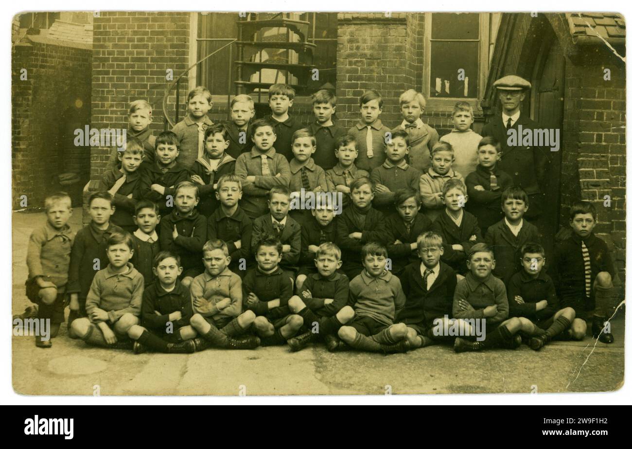 Carte postale originale de l'ère des années 1920 d'écoliers de garçons d'âge primaire, (classe Standard 11 garçons) à l'école St Paul's, Fisherton, Salisbury, Royaume-Uni, datée de 1924. Banque D'Images