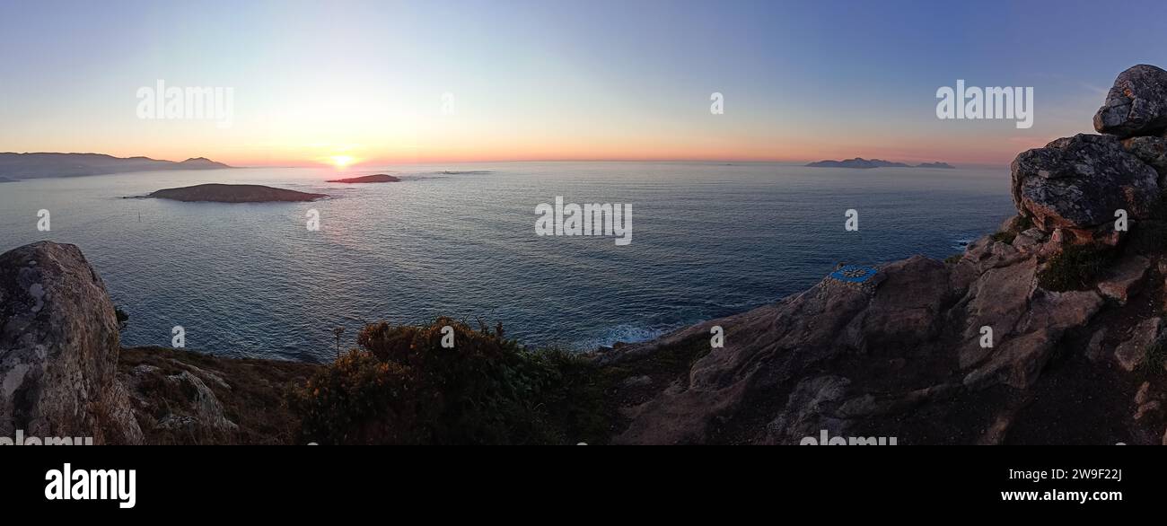 Vue panoramique depuis le point de vue de la rose des compas à Monteferro des îles Cies, les îles Estelas et Baiona au coucher du soleil. Nigran - Espagne Banque D'Images