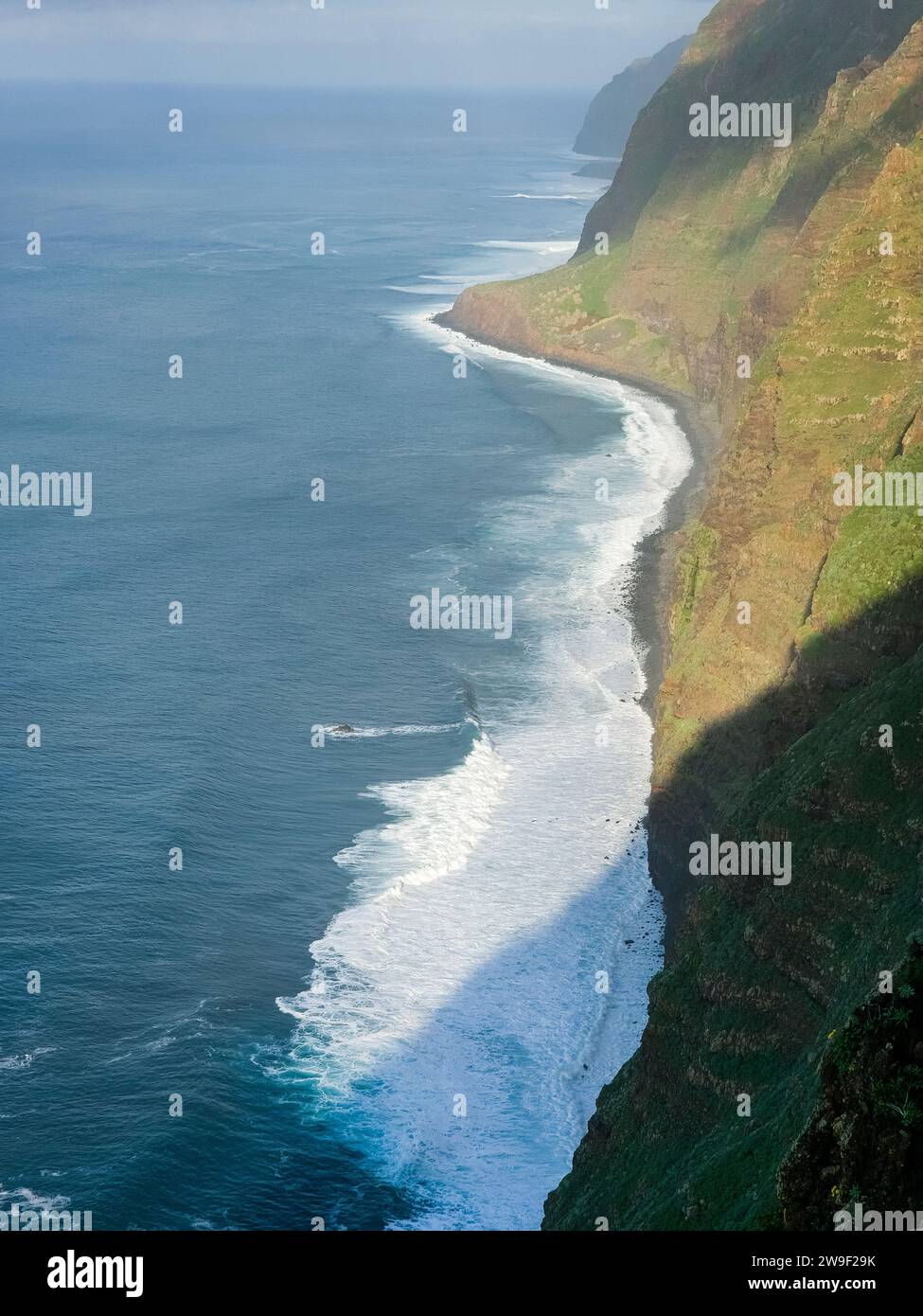 Une vue panoramique sur un plan d'eau avec deux imposantes falaises en arrière-plan : Madère, Portugal Banque D'Images