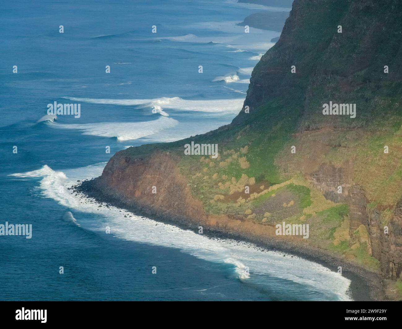 Une vue panoramique sur un plan d'eau avec deux imposantes falaises en arrière-plan : Madère, Portugal Banque D'Images