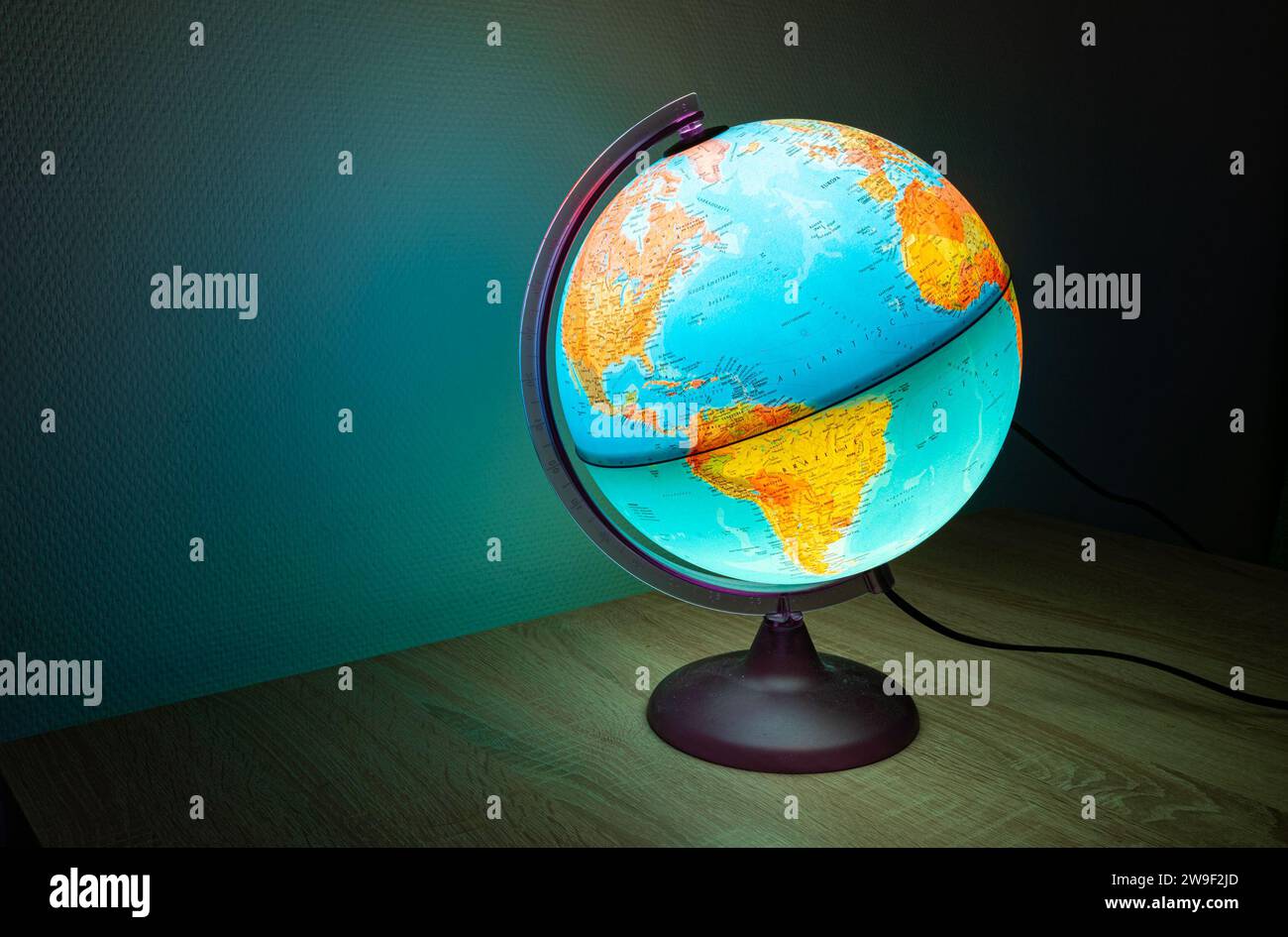 Globe illuminé montrant les océans et les continents avec des couleurs vives. Banque D'Images