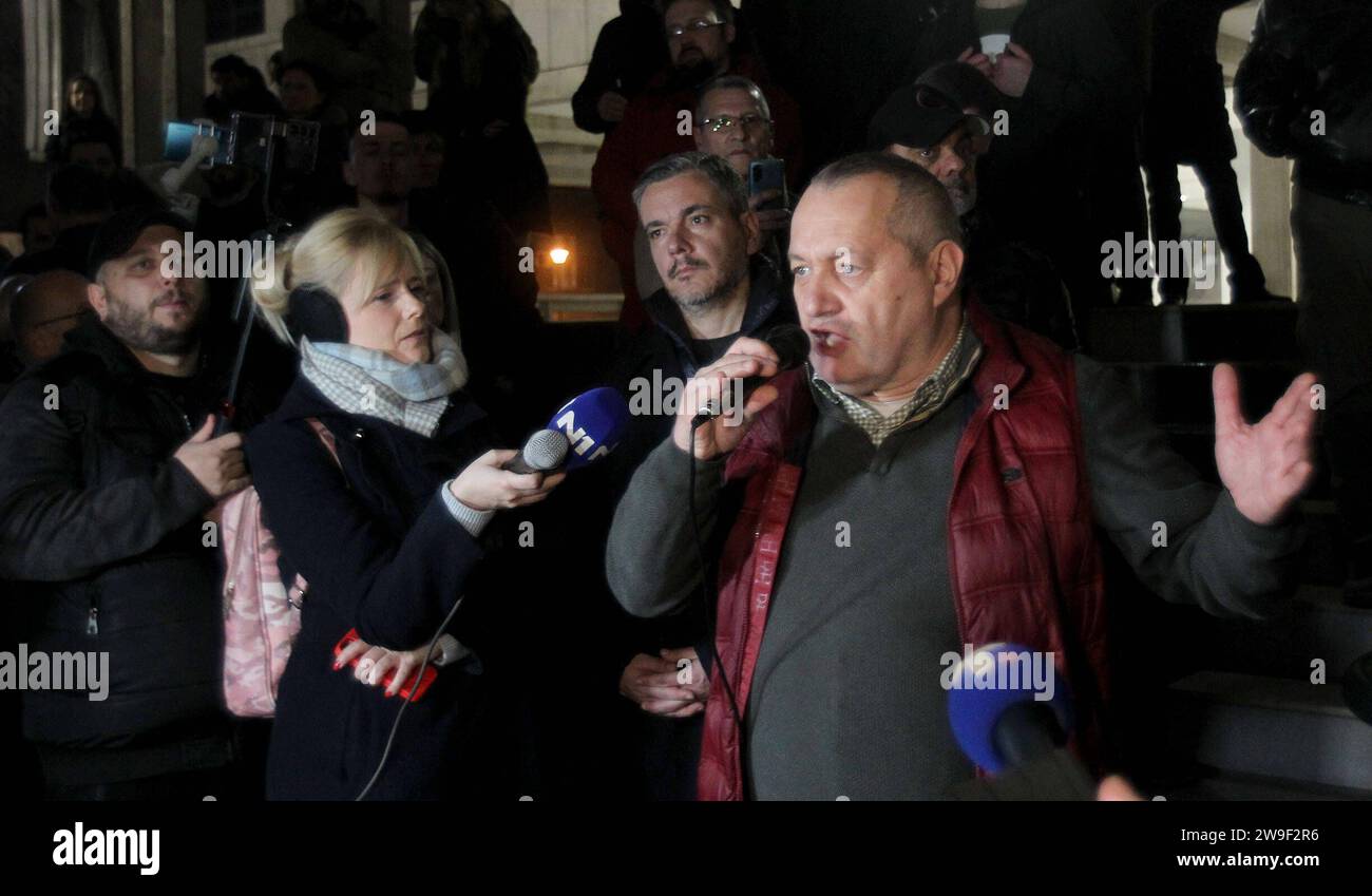 26.12.2023 Belgrade Serbie politique, après la crise électorale manifestation de l'opposition devant le bâtiment du Palais de Justice. Les représentants de la coalition d'opposition Serbie contre ViolenceSPN ont réitéré leurs demandes pour que les élections soient répétées et que toutes les personnes arrêtées soient libérées. Affirmant qu'il ne s'agissait pas d'un changement violent de l'ordre constitutionnel, mais de protéger la volonté électorale des citoyens.Srdjan MilivojevicR un des dirigeants de l'opposition parle aux côtés de Vladimir Obradovic2nd de droite et Zaklina TatalovicL reporter de N1 TV pro-occidental et pro-opposition Banque D'Images