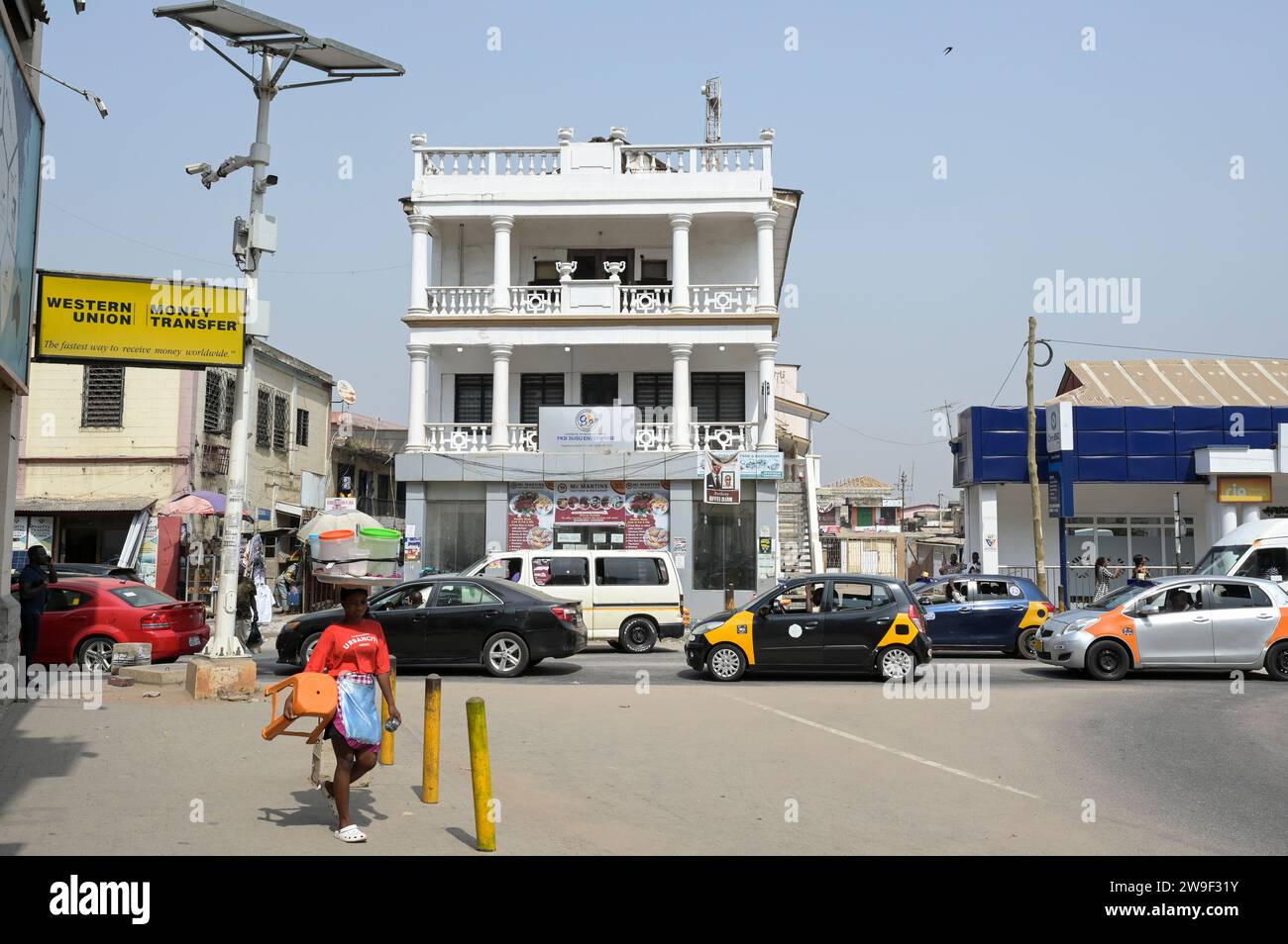 GHANA, Accra, Usshertown, vieille ville, a quitté le bureau de poste général avec le bureau de transfert d'argent Western Union, la lumière solaire et les caméras de surveillance / GHANA, Accra, Usshertown, Altstadt, Links Postamt mit Western Union Geldüberweisung Büro Banque D'Images