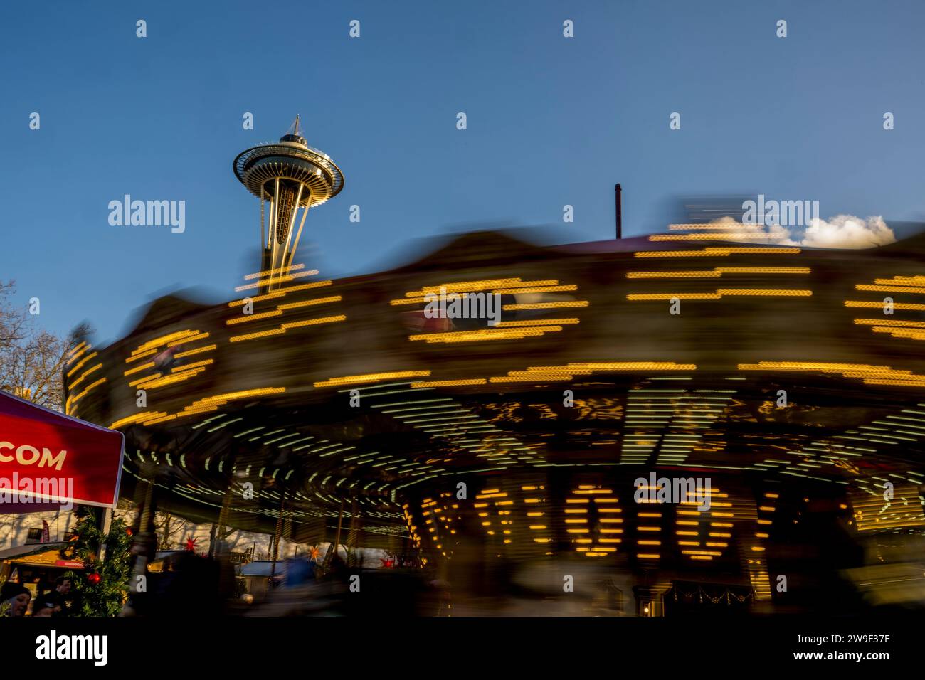 Scène du marché de Noël de Seattle avec un manège, des lumières de vacances et la Space Needle au Seattle Center à Seattle, État de Washington, États-Unis. Banque D'Images