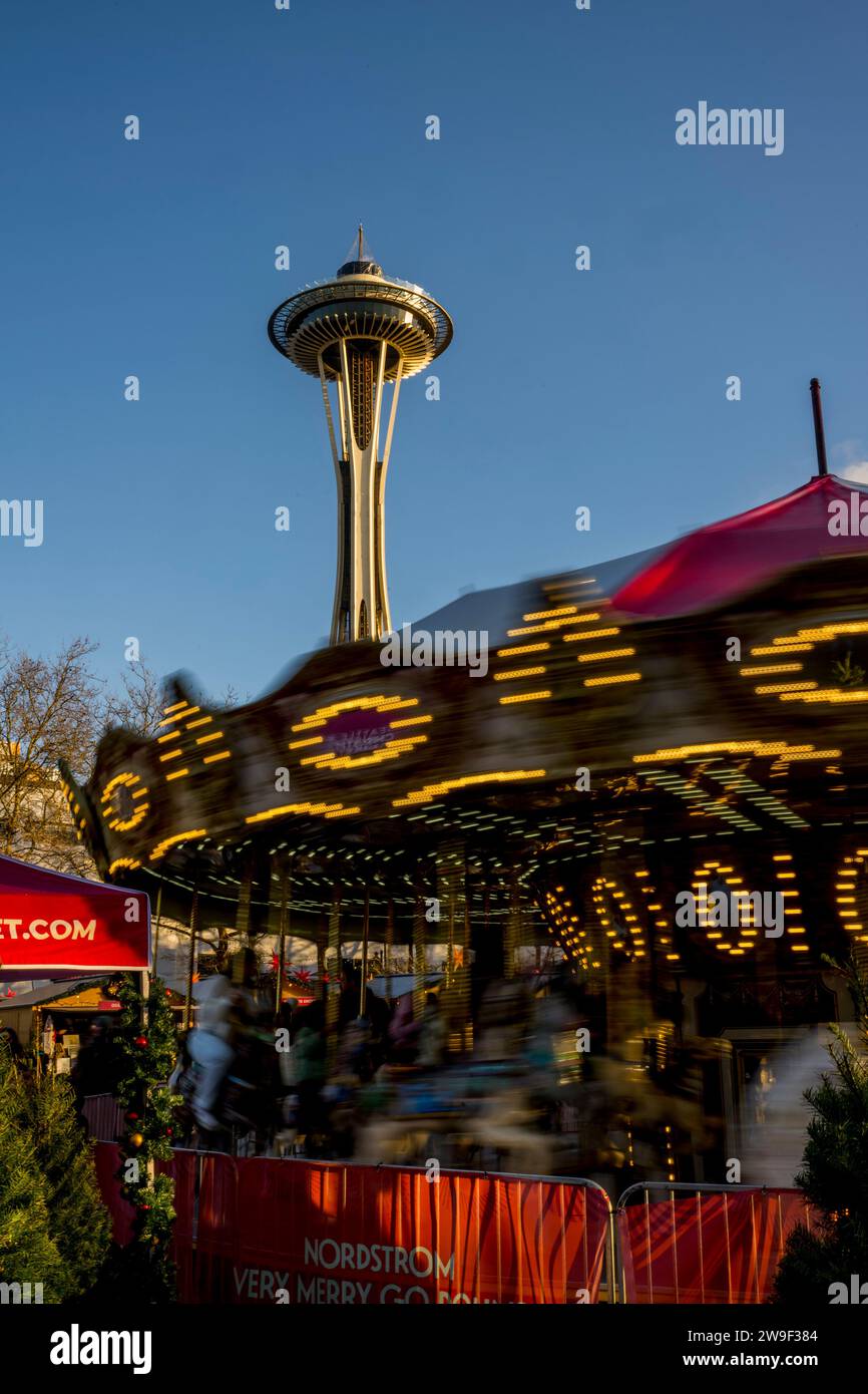 Scène du marché de Noël de Seattle avec un manège, des lumières de vacances et la Space Needle au Seattle Center à Seattle, État de Washington, États-Unis. Banque D'Images