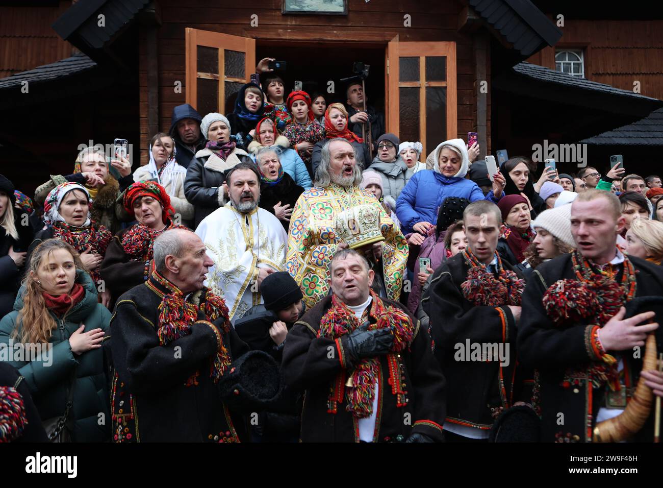 Non exclusive : RÉGION D'IVANO-FRANKIVSK, UKRAINE - 25 DÉCEMBRE 2023 - participants aux festivités de Hutsul Koliada (caroling de Noël), Kryvorivnia, Banque D'Images
