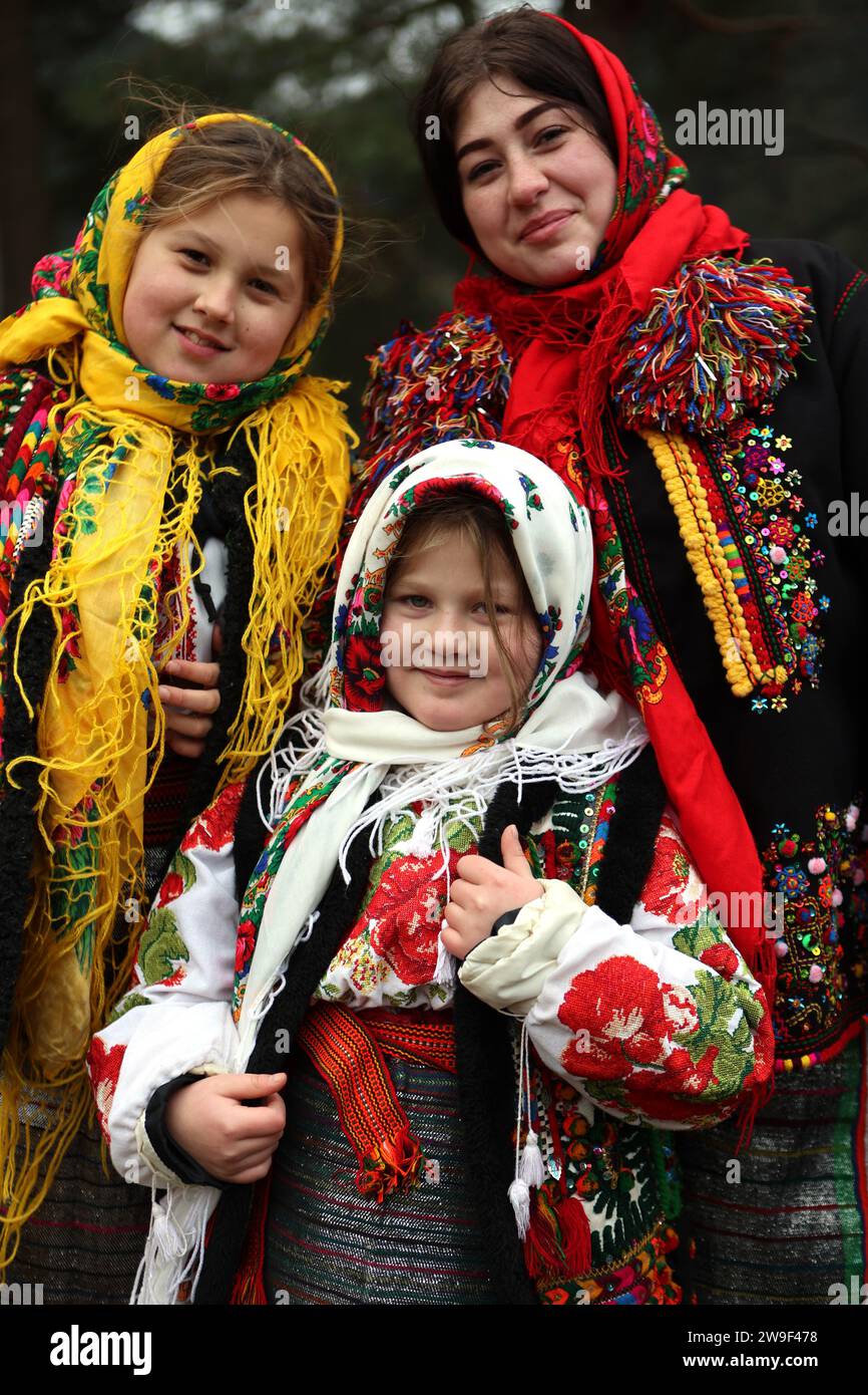 Non exclusive : RÉGION D'IVANO-FRANKIVSK, UKRAINE - 25 DÉCEMBRE 2023 - participants aux festivités de Hutsul Koliada (caroling de Noël), Kryvorivnia, Banque D'Images