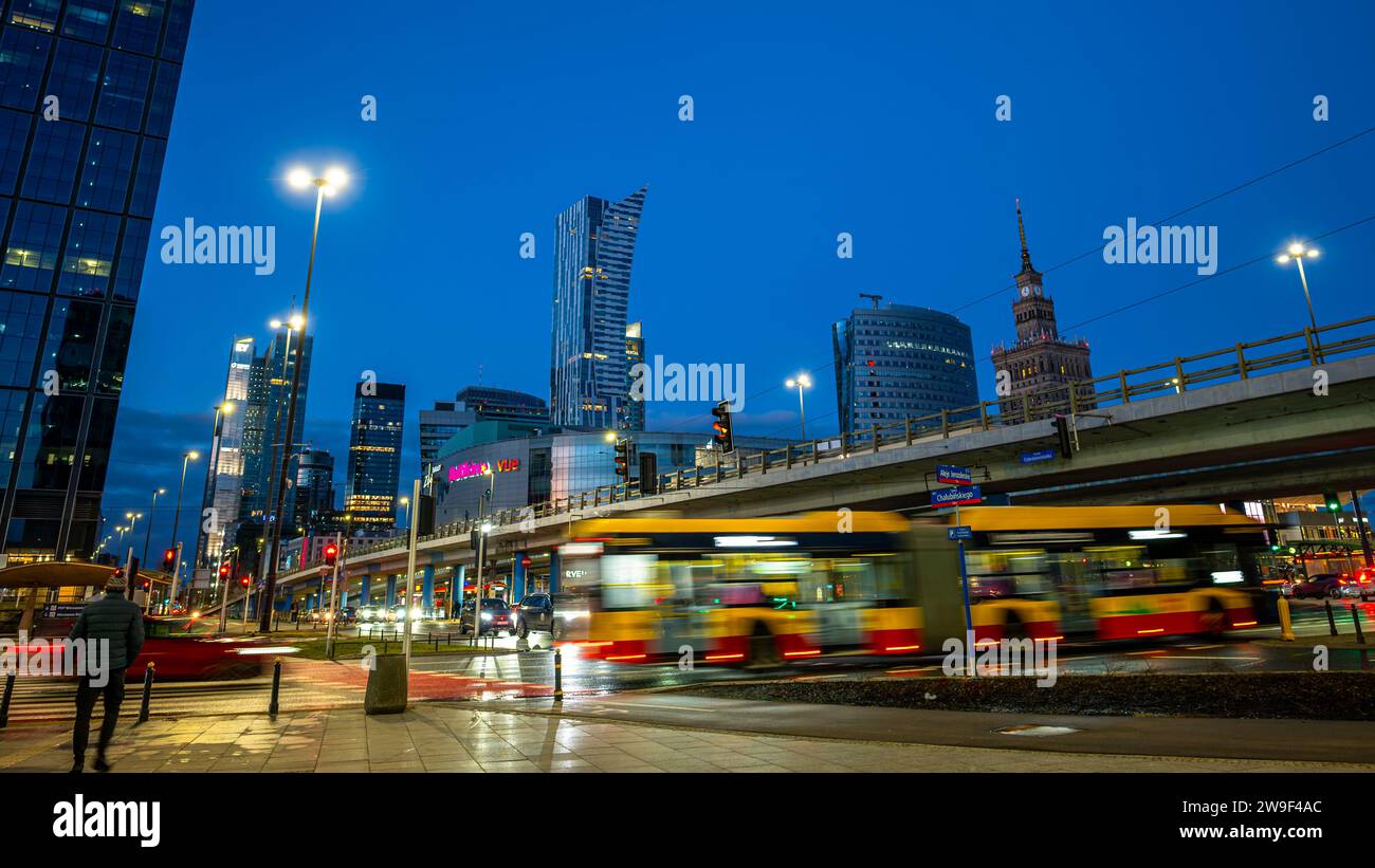 Varsovie, Pologne - 26 décembre 2023 : vue du centre-ville avec des formes floues des véhicules. Banque D'Images