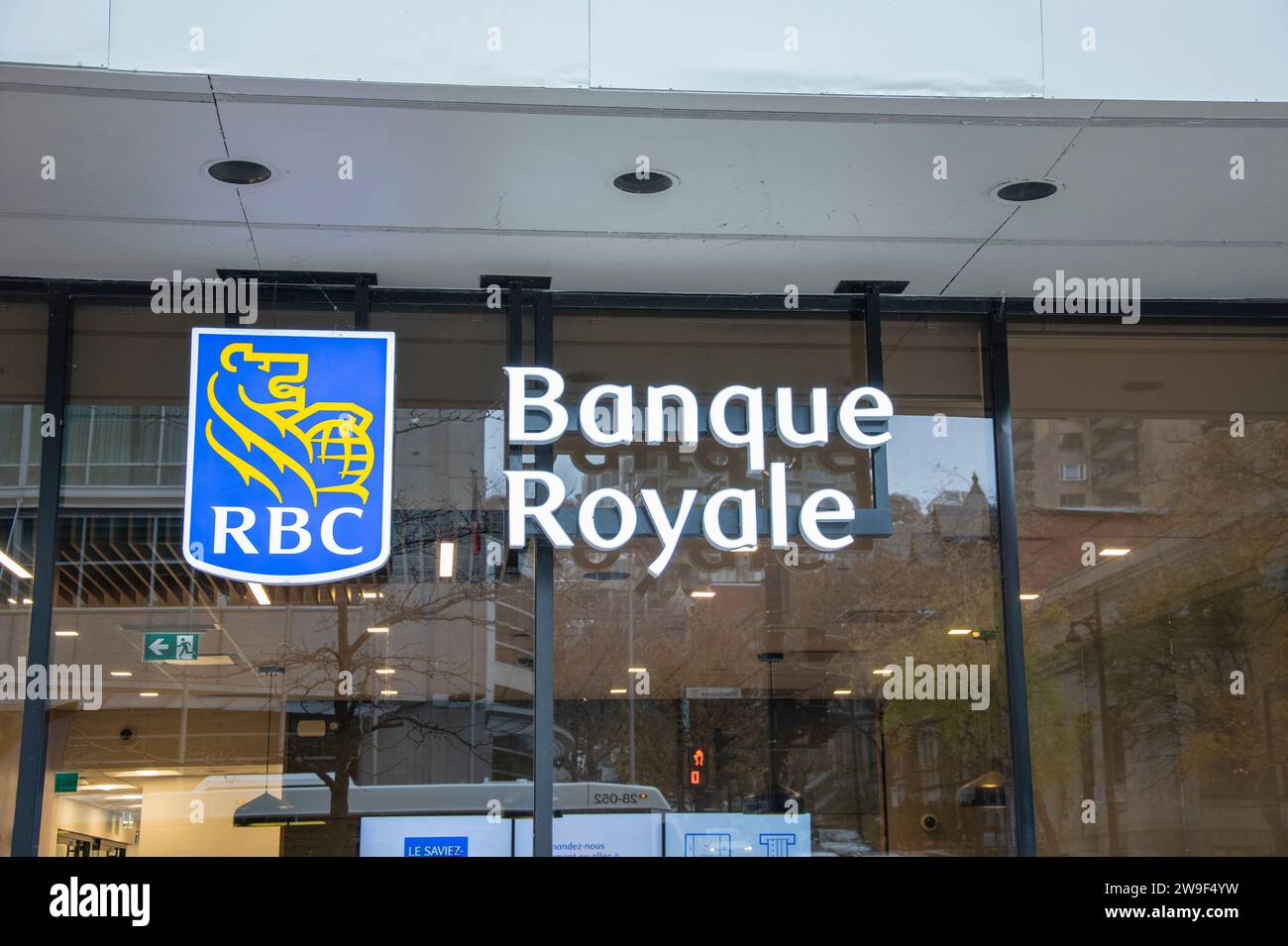 Signe de la Banque Royale en français au centre-ville de Montréal, Québec, Canada Banque D'Images