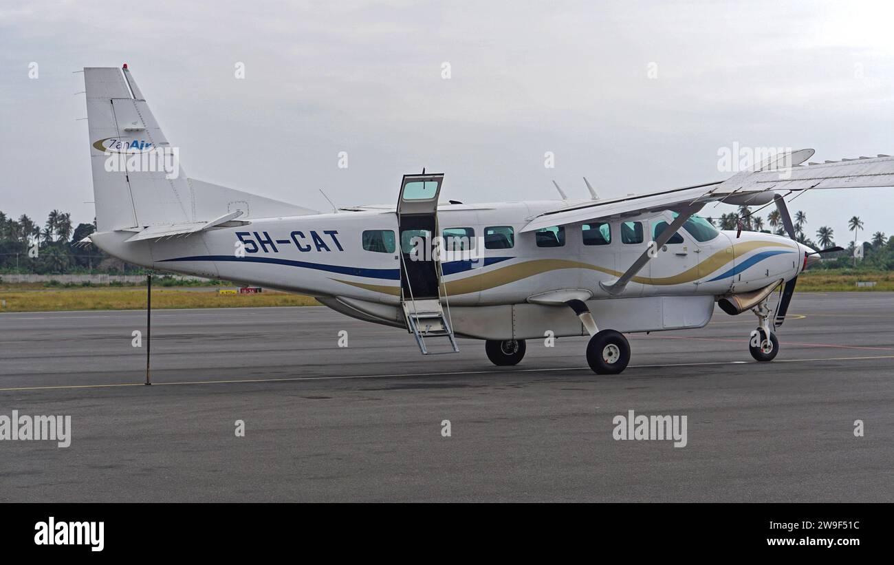 Zanzibar, Tanzanie - 27 juillet 2017 : avion turbopropulseur à l'aérodrome ZanAir Limited compagnie aérienne privée charter à Zanzibar île Tanzanie Afrique. Banque D'Images