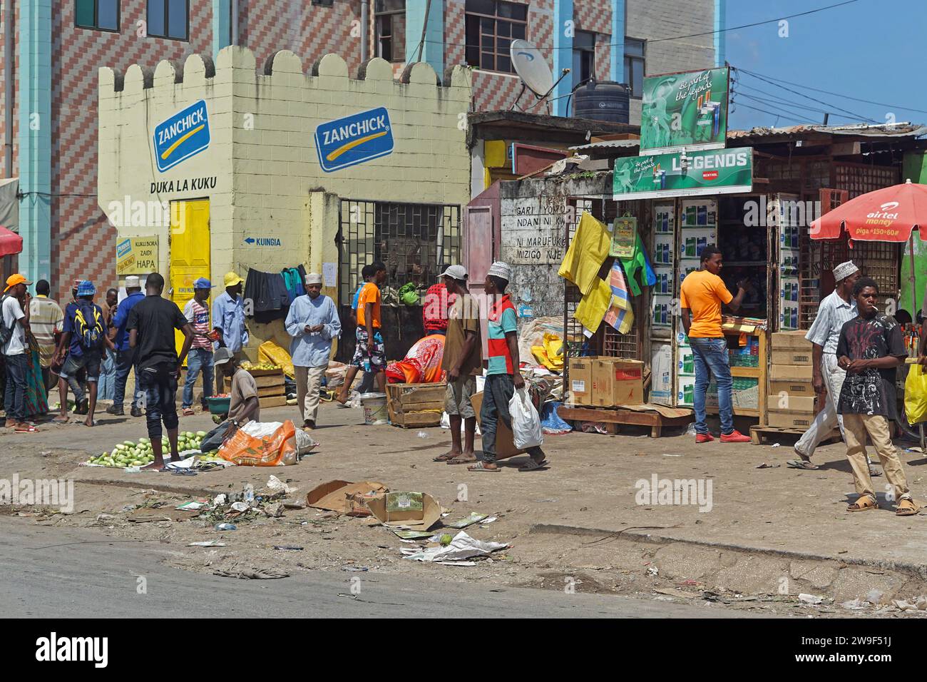 Zanzibar, Tanzanie - 16 juillet 2017 : la population locale devant le marché agricole de Stone Town Zanzibar, Tanzanie Afrique. Banque D'Images