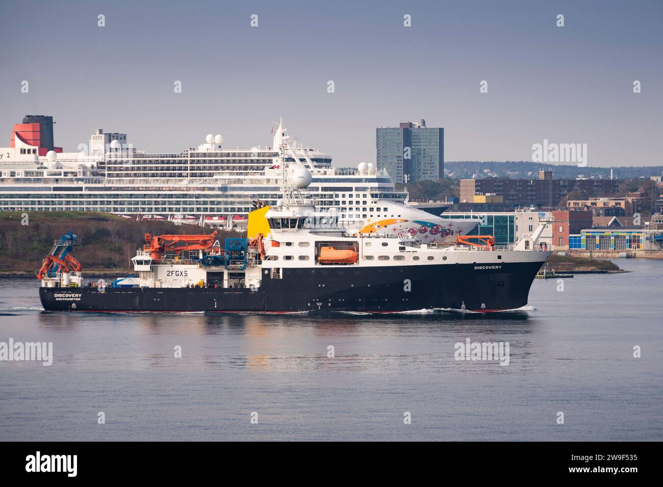 RRS Discovery entre dans le port de Halifax lors d'une charte à l'Institut océanographique de Bedford en Nouvelle-Écosse, Canada. Banque D'Images