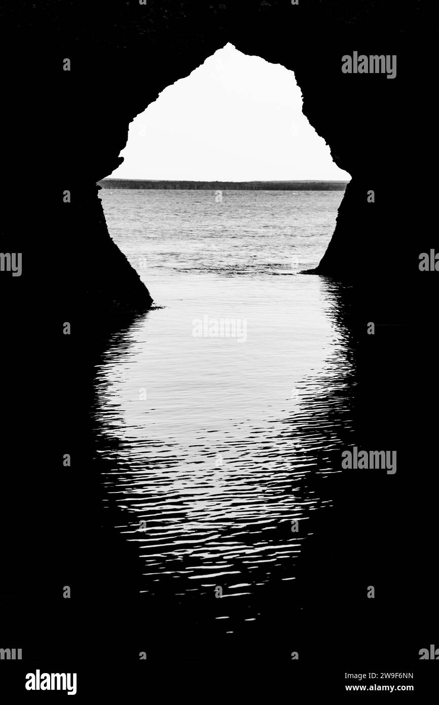 Arches de pierre que les touristes peuvent parcourir à marée basse dans le parc provincial Hopewell Rocks au Nouveau-Brunswick, Canada. Banque D'Images