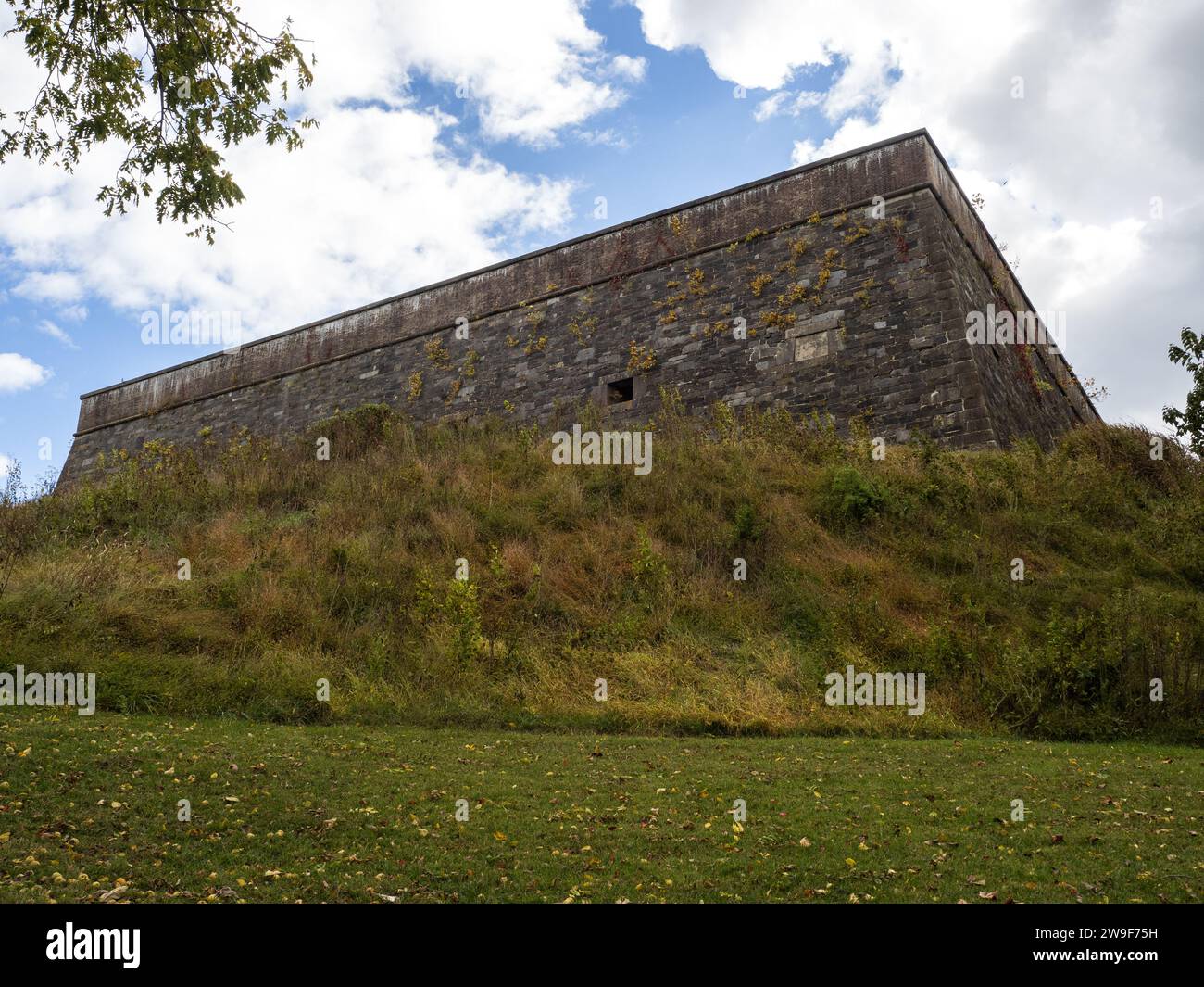 En contrebas, les grands murs de fort Washington, en Virginie, s'élèvent majestueusement, encadrés par une pelouse luxuriante et verdoyante. Banque D'Images