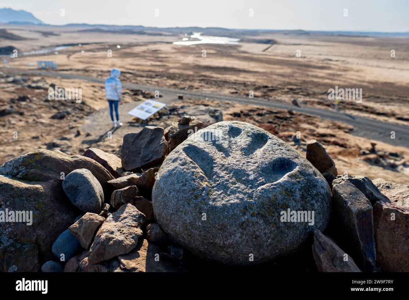 Femme de derrière dans Troll Garden à Fossatun, Islande Banque D'Images