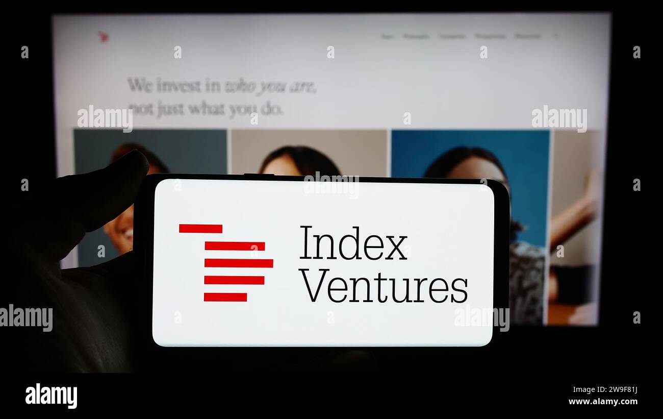 Personne détenant un smartphone avec le logo de la société européenne de capital-risque Index Ventures devant le site Web. Concentrez-vous sur l'affichage du téléphone. Banque D'Images