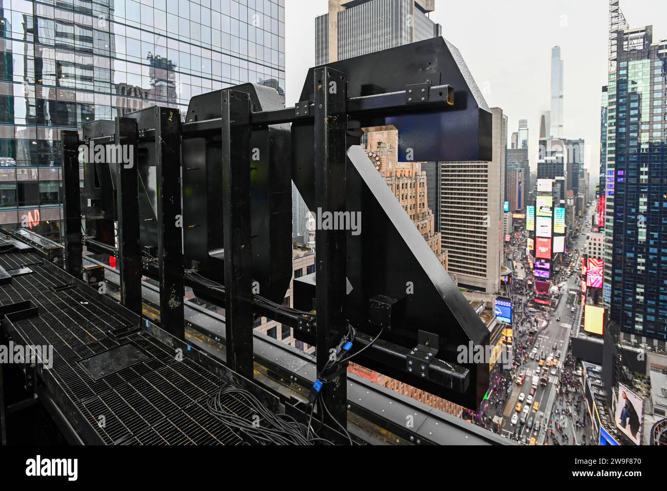 Les chiffres '2024' sont assis sur le toit du One Times Square le 27