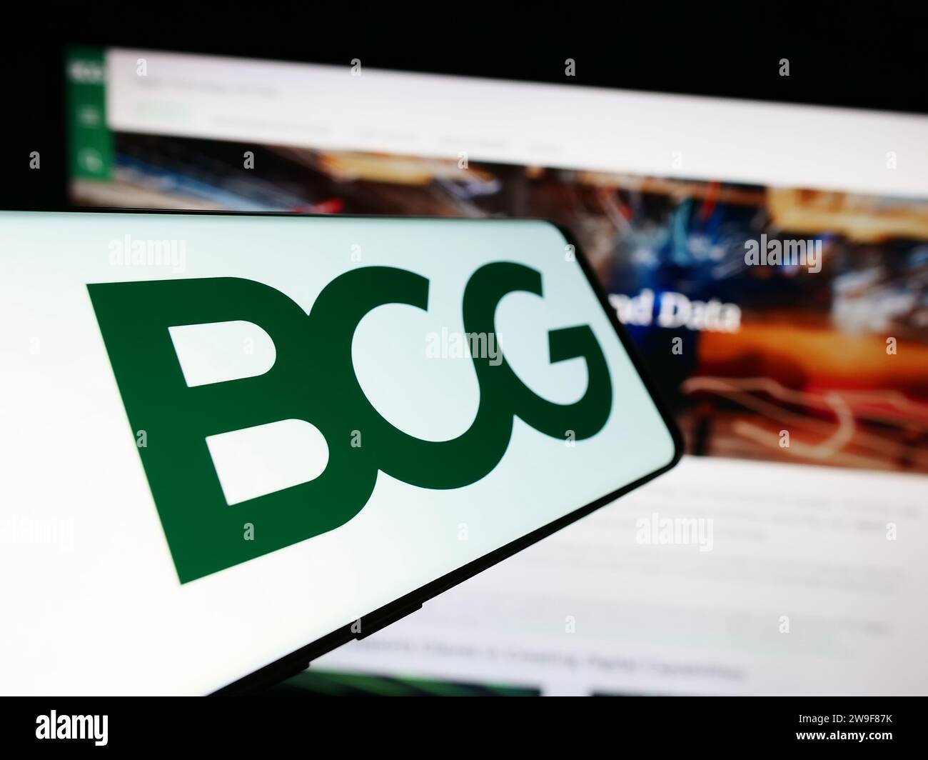 Téléphone portable avec logo de la société américaine Boston Consulting Group Inc. (BCG) devant le site Web de l'entreprise. Concentrez-vous sur le centre gauche de l'écran du téléphone. Banque D'Images