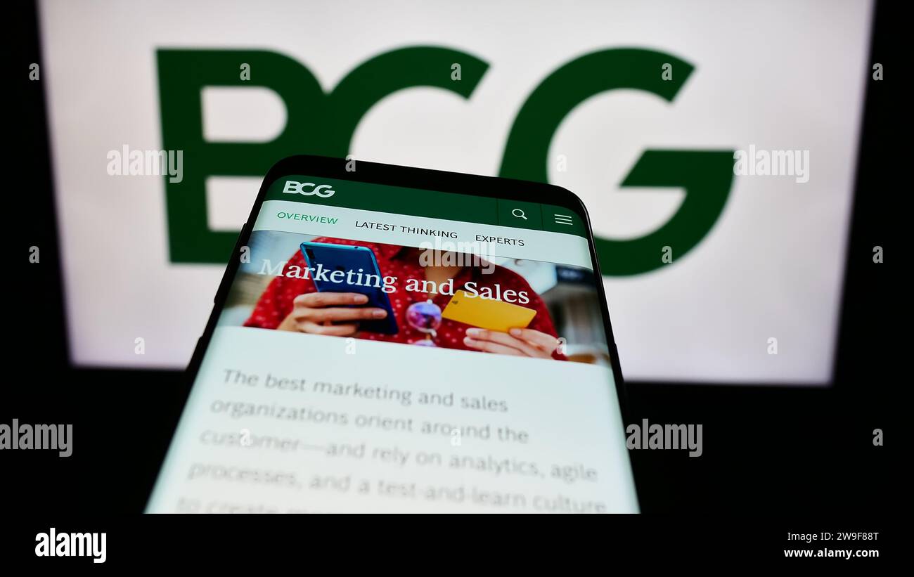 Personne détenant un smartphone avec la page Web de la société américaine Boston Consulting Group Inc. (BCG) devant le logo. Concentrez-vous sur le centre de l'écran du téléphone. Banque D'Images