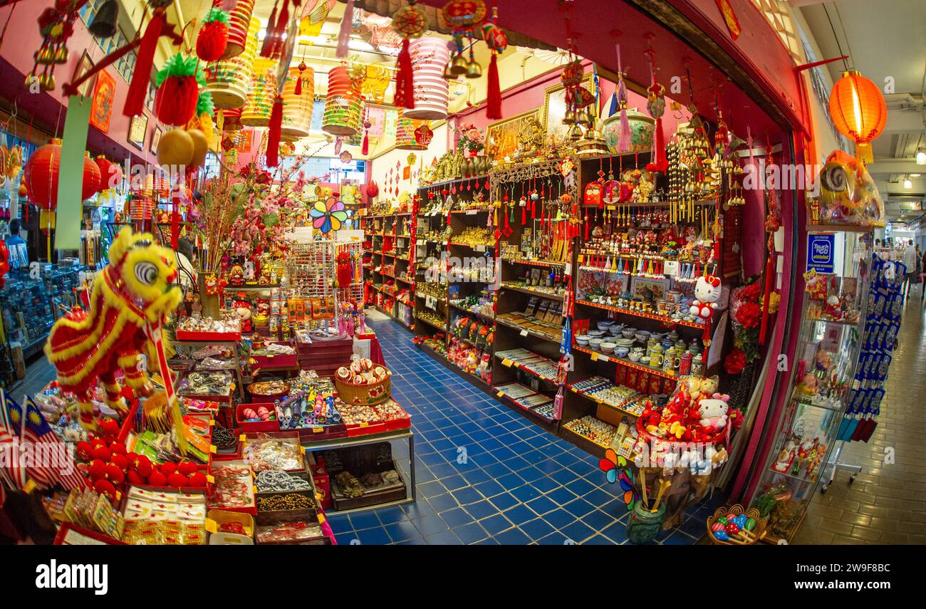 15 - 2023 février - Kuala Lumpur Malaisie - Boutique de souvenirs avec lanternes et objets traditionnels très colorés Banque D'Images