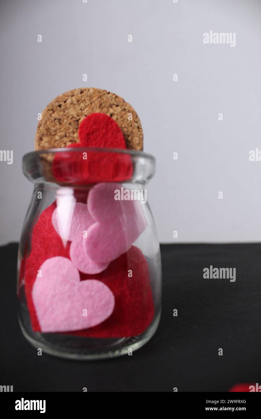 Les coeurs sortent du pot sur un fond noir avec un espace pour le texte Copyspace. Soin cardiaque de la Saint-Valentin. Transplantation cardiaque. Banque D'Images Les coeurs sortent du pot sur un fond noir avec un espace pour le texte Copyspace. Soin cardiaque de la Saint-Valentin. Transplantation cardiaque. Banque D'Images