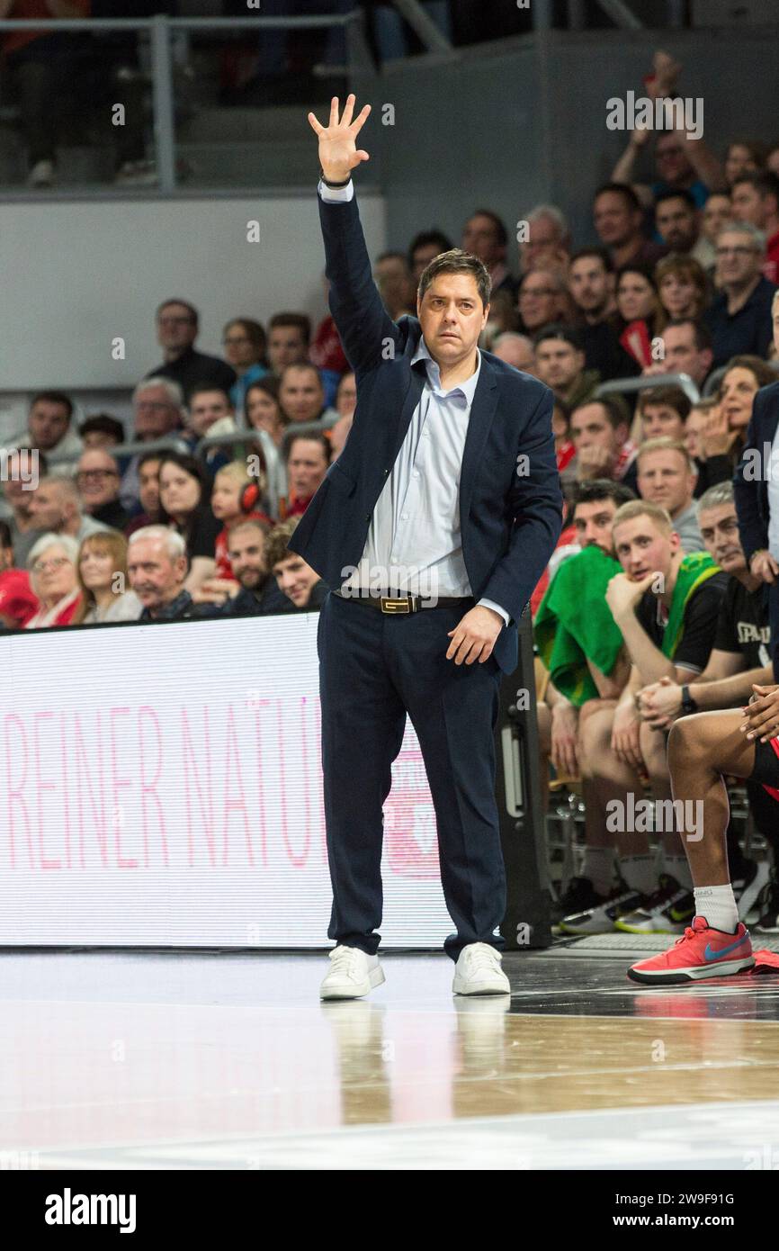 Bamberg, Deutschland. 27 décembre 2023. Bamberg, Deutschland 27. Dezember 2023 : 1.BBL - 2023/2024 - Bamberg baskets vs. Würzburg baskets im Bild : entraîneur Sasa Filipovski (Würzburg) gestikuliert am Spielfeld crédit : dpa/Alamy Live News Banque D'Images