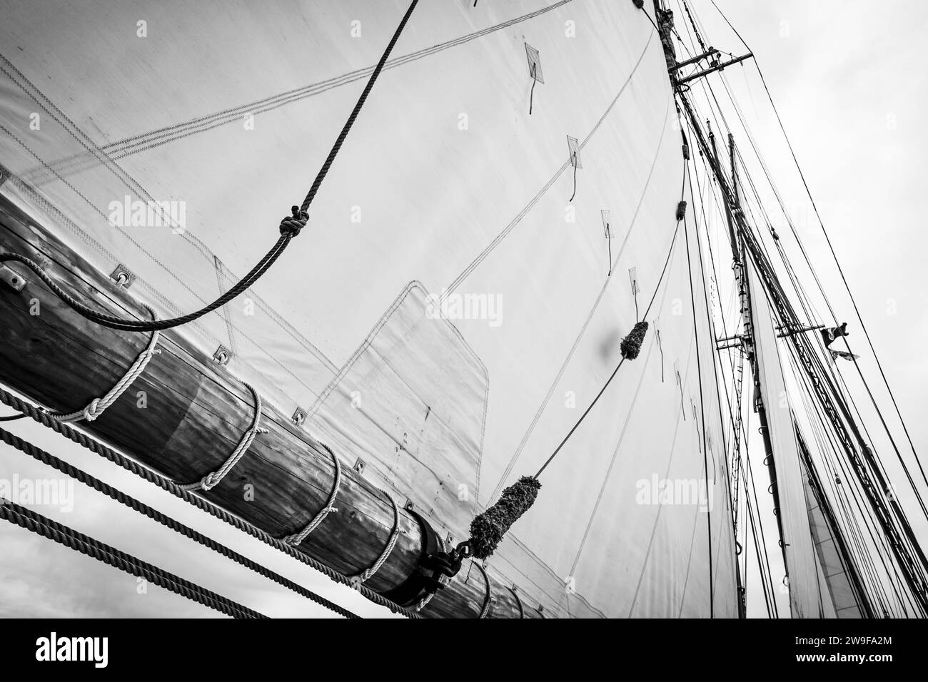 Les mâts et le gréement de la réplique de la goélette de pêche Bluenose II de Grand Banks naviguant hors de Lunenburg, Nouvelle-Écosse, Canada. Banque D'Images