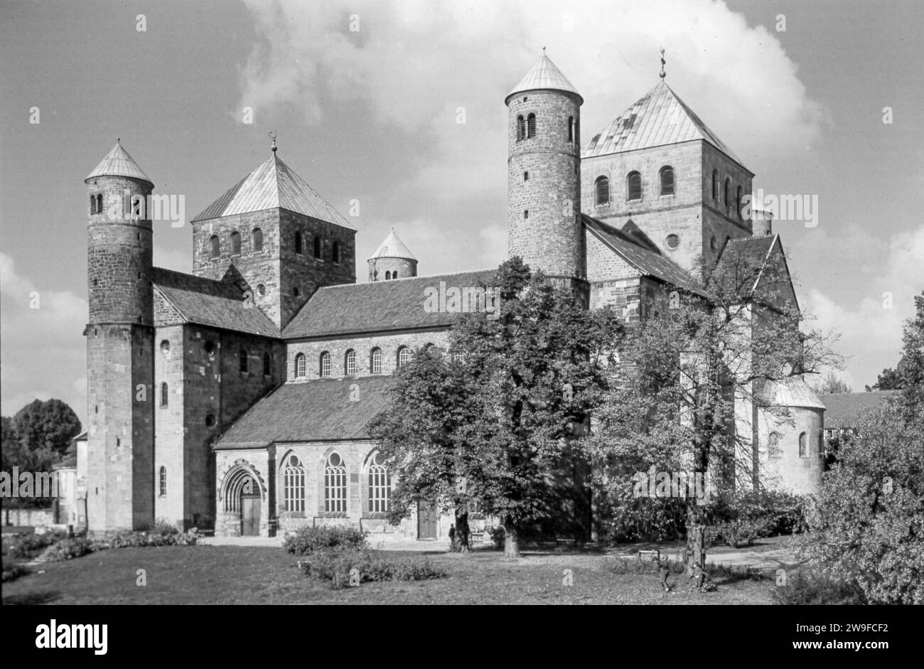 Hildesheim, Allemagne. St. Église de Michael, 1001-1033. Nef, Verungsturme, Ostchor. Vue d'ensemble. Vue du sud. Banque D'Images