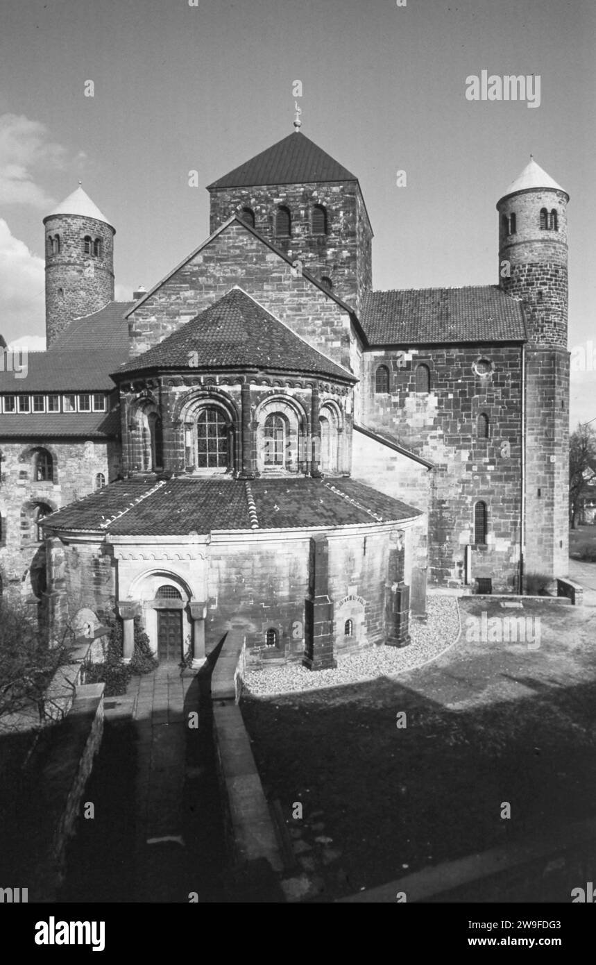 Hildesheim, Allemagne. St. Église de Michael, 1001-1033. Choeur ouest avec entrée de crypte. Vue du sud. Banque D'Images