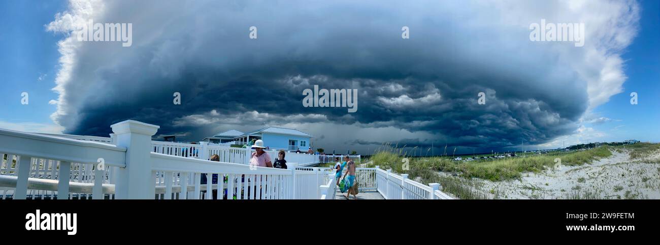 Un nuage mural d'orage avance sur le rivage à Folly Beach, Caroline du Sud. Banque D'Images Un nuage mural d'orage avance sur le rivage à Folly Beach, Caroline du Sud. Banque D'Images