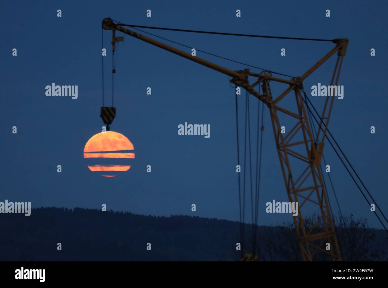 Une pleine lune à Vysoky Chlumec, République tchèque, le 27 décembre 2023. (Photo CTK/Petr Lemberk) Banque D'Images