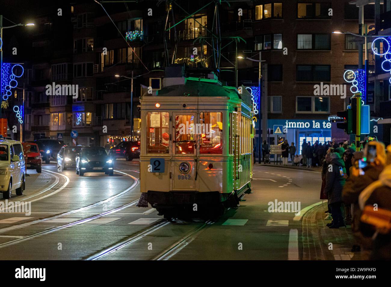 Eine historische Bahn der Küstentram - Eine Parade von ca. 100 weihnachtlich beleuchteten Traktoren kersttractoren führt durch die Gemeinde Koksijde an der belgischen Küste durch Saint idesbald, Koksijde und Oostduinkerke Koksijde Koksijde Bad Westflandern Belgien *** Un parcours historique de tramway côtier Un défilé d'environ 100 tracteurs éclairés par Noël kersttractoren traverse la commune de Koksijde sur la côte belge en passant par Saint idesbald, Koksijde et Oostduinkerke Koksijde Koksijde Bad Flandre occidentale Banque D'Images