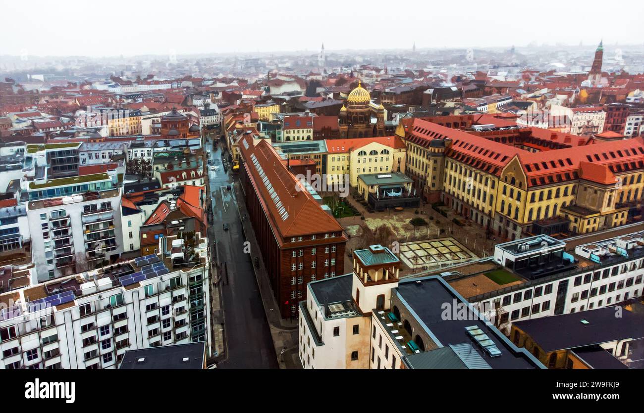 Drone point de vue sur New Berlin Sinagogue -Centrum Judaicum avec dôme d'or dans le panorama de Berlin. Des vacances impressionnantes dans la capitale allemande pendant Noël Banque D'Images