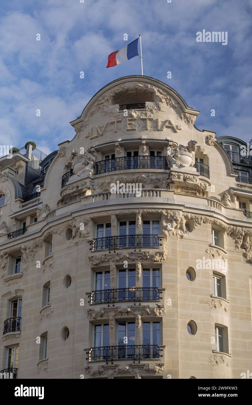Hôtel Lutetia, Paris, France |élégante façade de bâtiment parisien avec drapeau français sous un ciel bleu avec des nuages. Banque D'Images