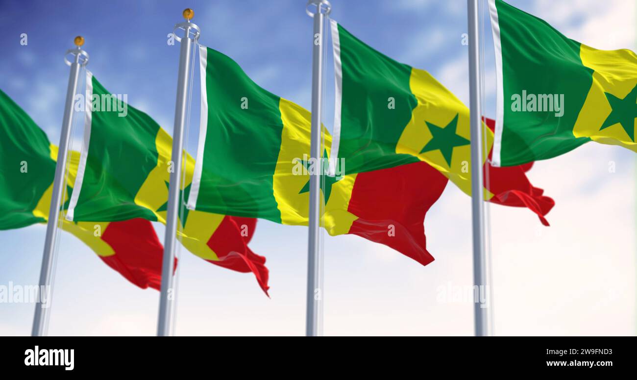 Drapeaux nationaux du Sénégal brandissant par temps clair. Tricolore avec des bandes verticales avec les couleurs traditionnelles panafricaines : vert, jaune et rouge. illustration 3d. Banque D'Images