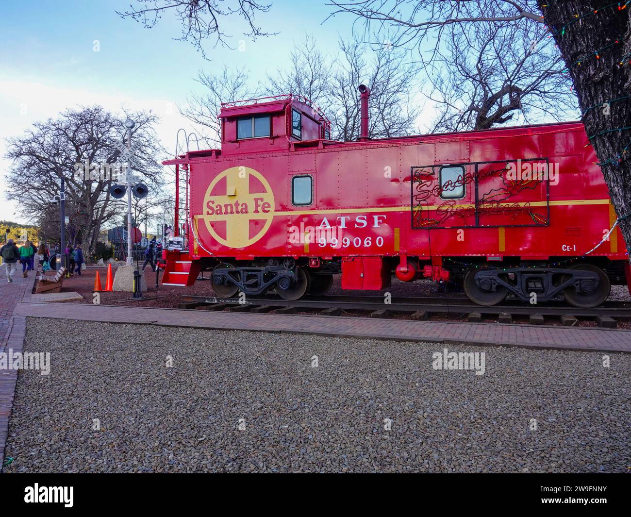 Atchison, Topeka et Santa Fe, ATSF, Railroad Caboose 999060, exposé au dépôt du Grand Canyon Railway, à Christmastime, Williams, AZ, USA. Banque D'Images