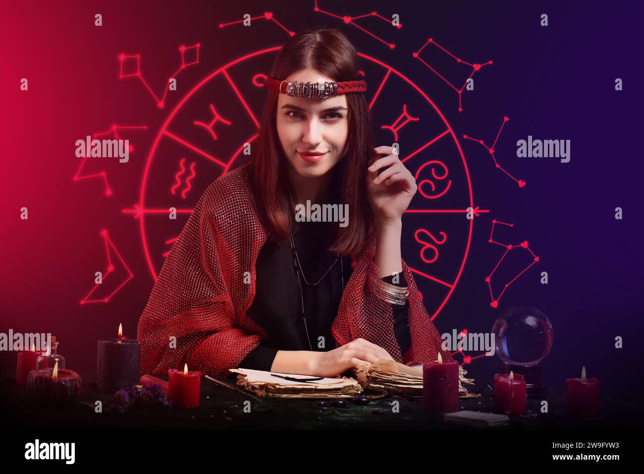 Femme astrologue lisant le futur sur fond sombre Banque D'Images