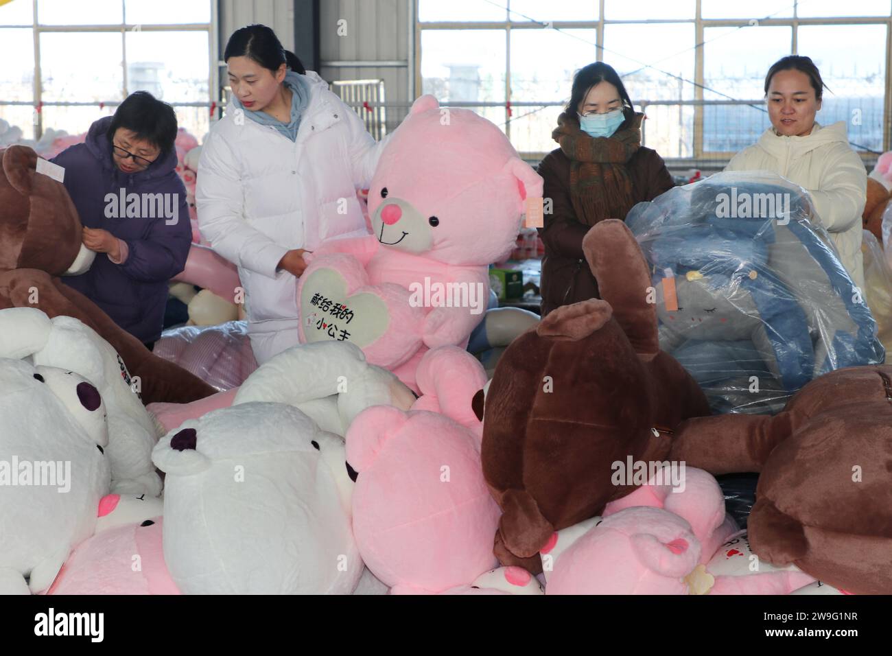 LIANYUNGANG, CHINE - 28 DÉCEMBRE 2023 - les travailleurs transforment des jouets en peluche pour l'exportation dans une usine de jouets dans la ville de Lianyungang, province de Jiangsu en Chine orientale, de Banque D'Images