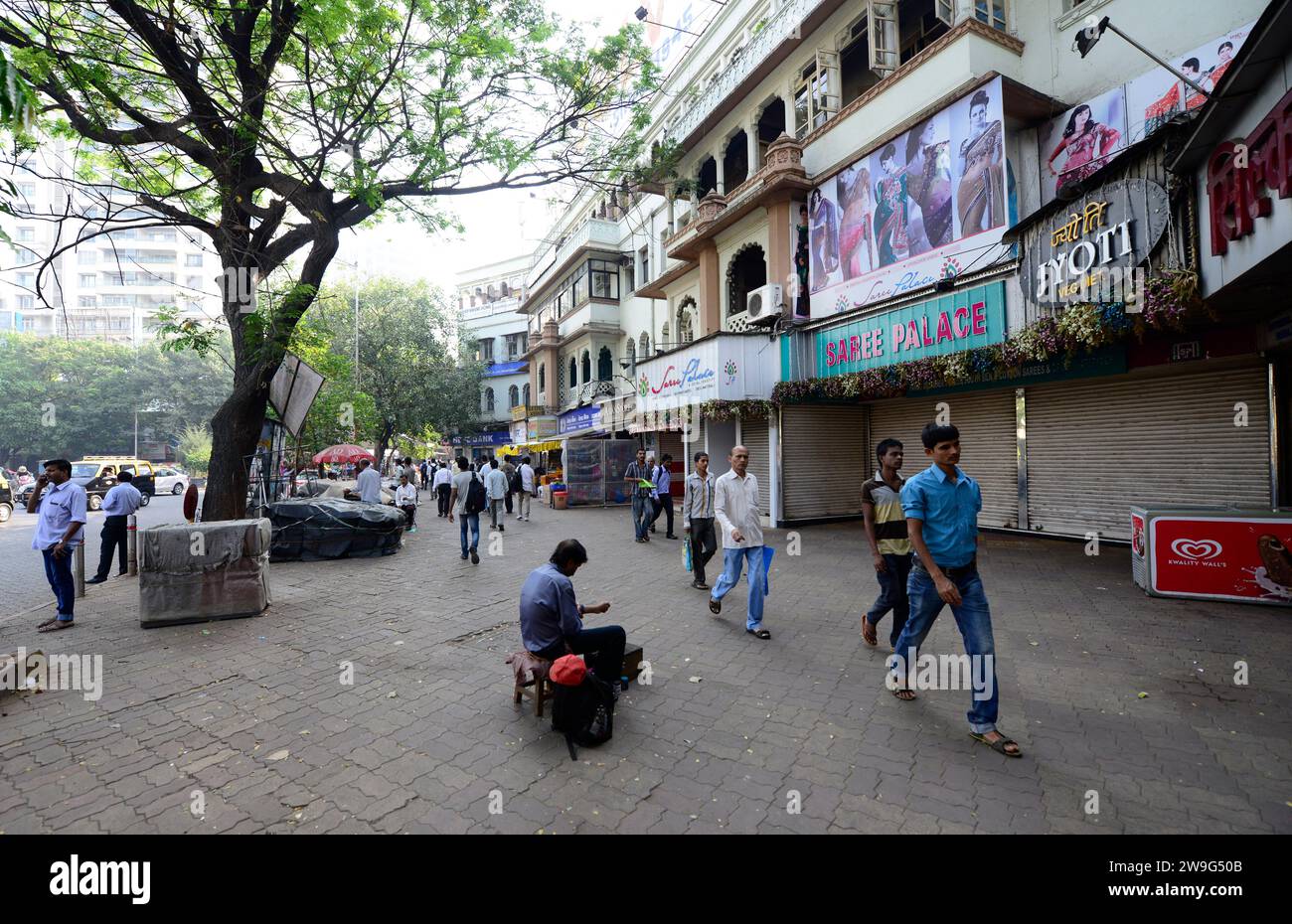 Marcher dans les rues de Dadar, Mumbai, Inde. Banque D'Images