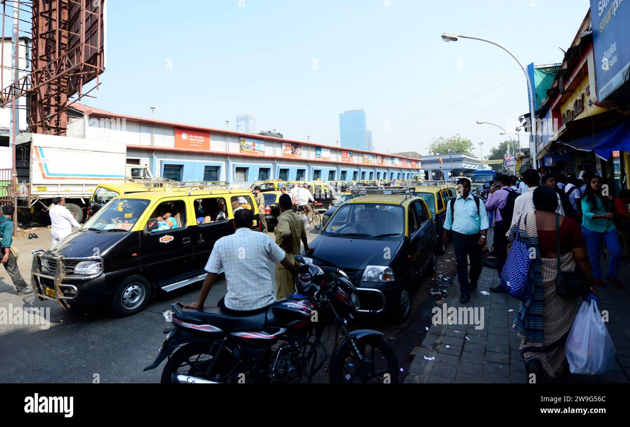 Une rue animée à Dadar, Mumbai, Inde. Banque D'Images