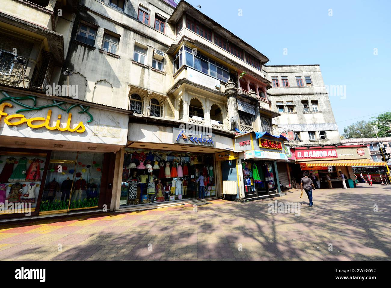 Marcher dans les rues de Dadar, Mumbai, Inde. Banque D'Images