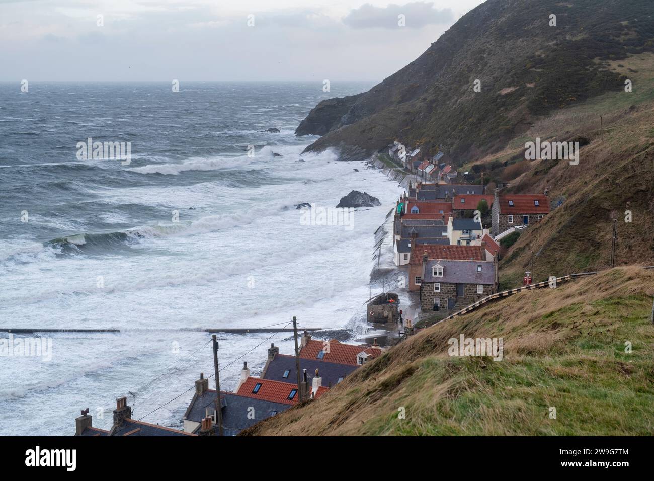 Village de Crovie dans une tempête en novembre. Crovie, Aberdeenshire, Écosse. Banque D'Images