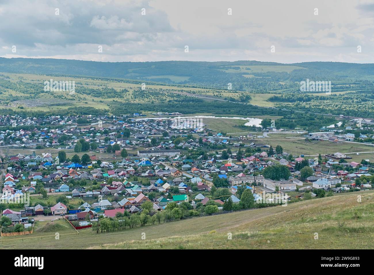 Ville SIM, situé sur la rivière SIM dans le sud de l'Oural, se trouve dans la vallée des pentes occidentales de la crête de l'Oural. District Ashinsky de l'oblast de Chelyabinsk, Russie. Somme Banque D'Images