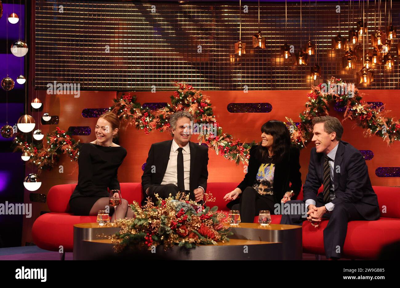 UTILISATION ÉDITORIALE UNIQUEMENT Emma Stone, Mark Ruffalo, Claudia Winkleman et Rob Brydon pendant le tournage du Graham Norton Show au BBC Studioworks 6 Television Centre, Wood Lane, Londres, qui sera diffusé sur BBC One dimanche soir. Date de la photo : mercredi 13 décembre 2023. Crédit photo : Isabel Infantes/PA Wire Banque D'Images