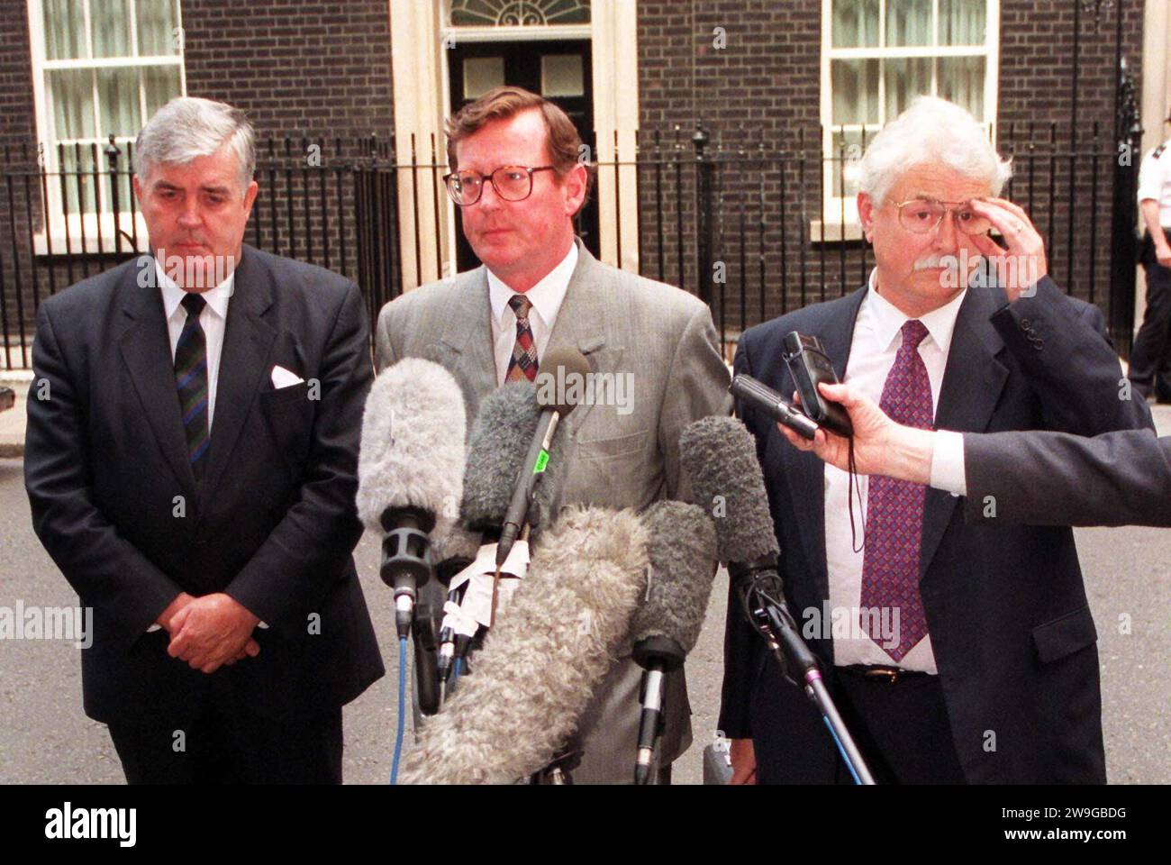 Photo de dossier datée du 14/6/1997 du chef du Parti unioniste d'Ulster David Trimble (au centre), de son adjoint John Taylor (à gauche) et du porte-parole du Parti Ken Maginnis s'adressant aux médias à l'extérieur de Downing Street après des entretiens avec le Premier ministre Tony Blair. Date de publication : jeudi 28 décembre 2023. Banque D'Images