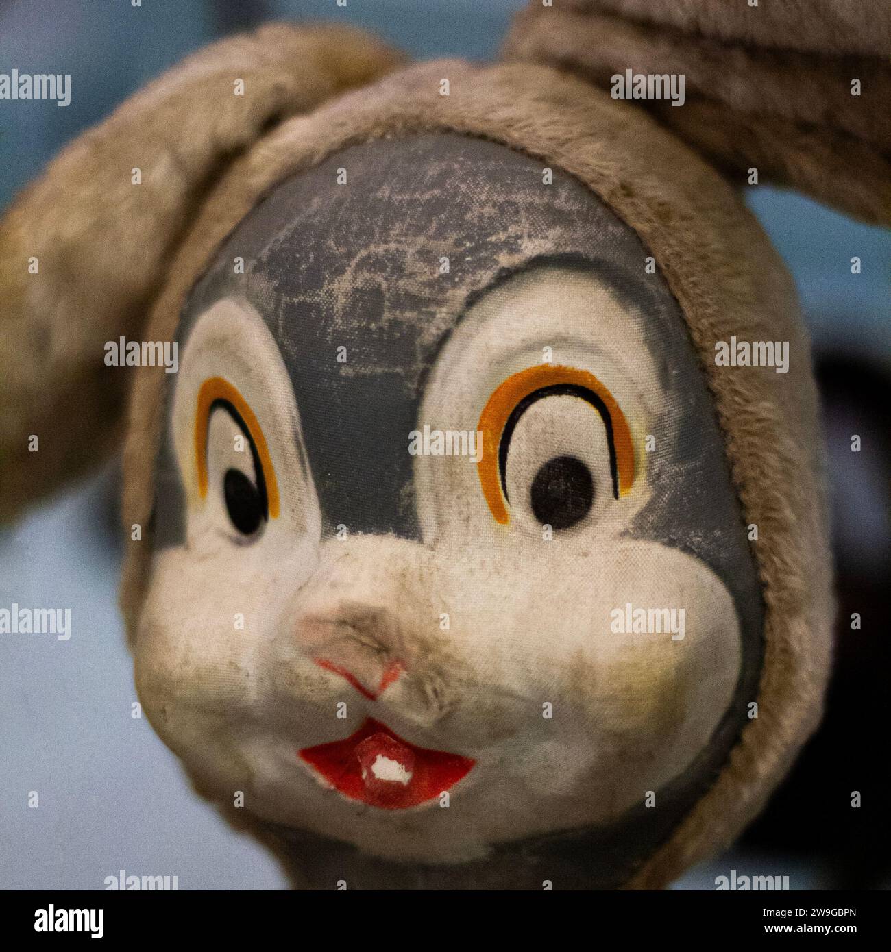 Jouet lapin vintage, gros plan d'un animal en peluche, jouet lapin rétro Banque D'Images