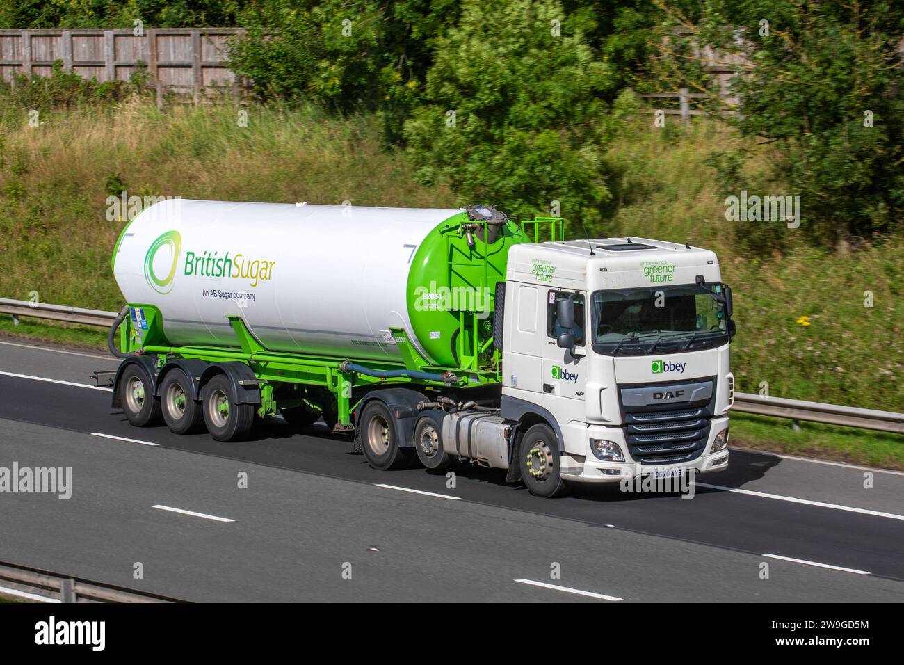 Abbey Logistics DAF XF transport en vrac camion de livraison de sucre en vrac ; conduite sur l'autoroute M6, Manchester, Royaume-Uni Banque D'Images Abbey Logistics DAF XF transport en vrac camion de livraison de sucre en vrac ; conduite sur l'autoroute M6, Manchester, Royaume-Uni Banque D'Images