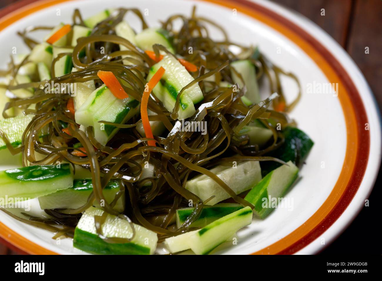 Salade d'algues vertes avec concombre et carottes Banque D'Images