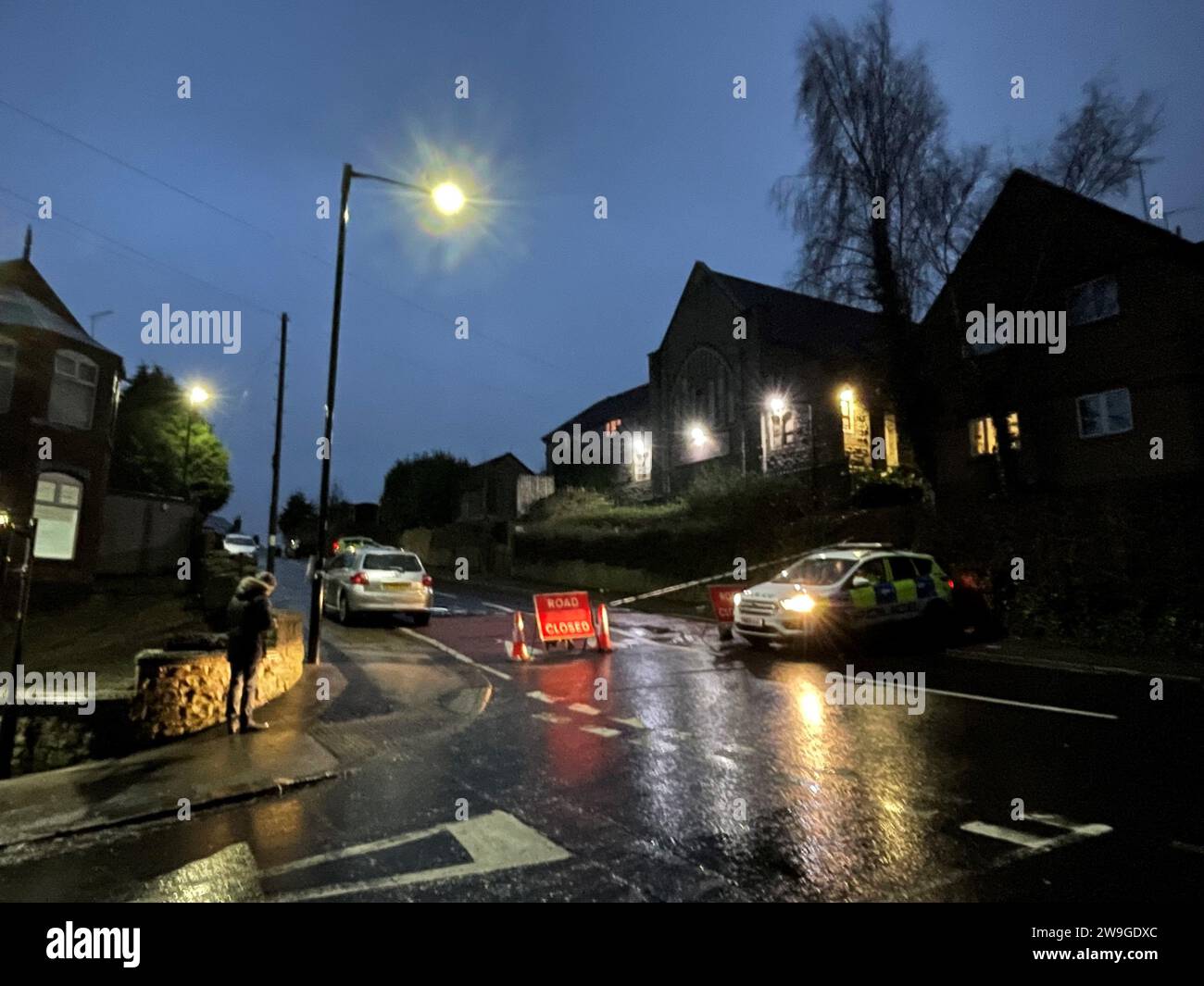 Un cordon de police sur Scott Road, Burngreave, après la mort d'un homme de 46 ans et plusieurs autres blessés après qu'une voiture ait heurté une foule de personnes lors de violences à Sheffield. Un homme de 23 ans a été arrêté pour suspicion de meurtre et un homme de 55 ans soupçonné de tentative de meurtre, a déclaré la police du South Yorkshire. Date de la photo : jeudi 28 décembre 2023. Banque D'Images