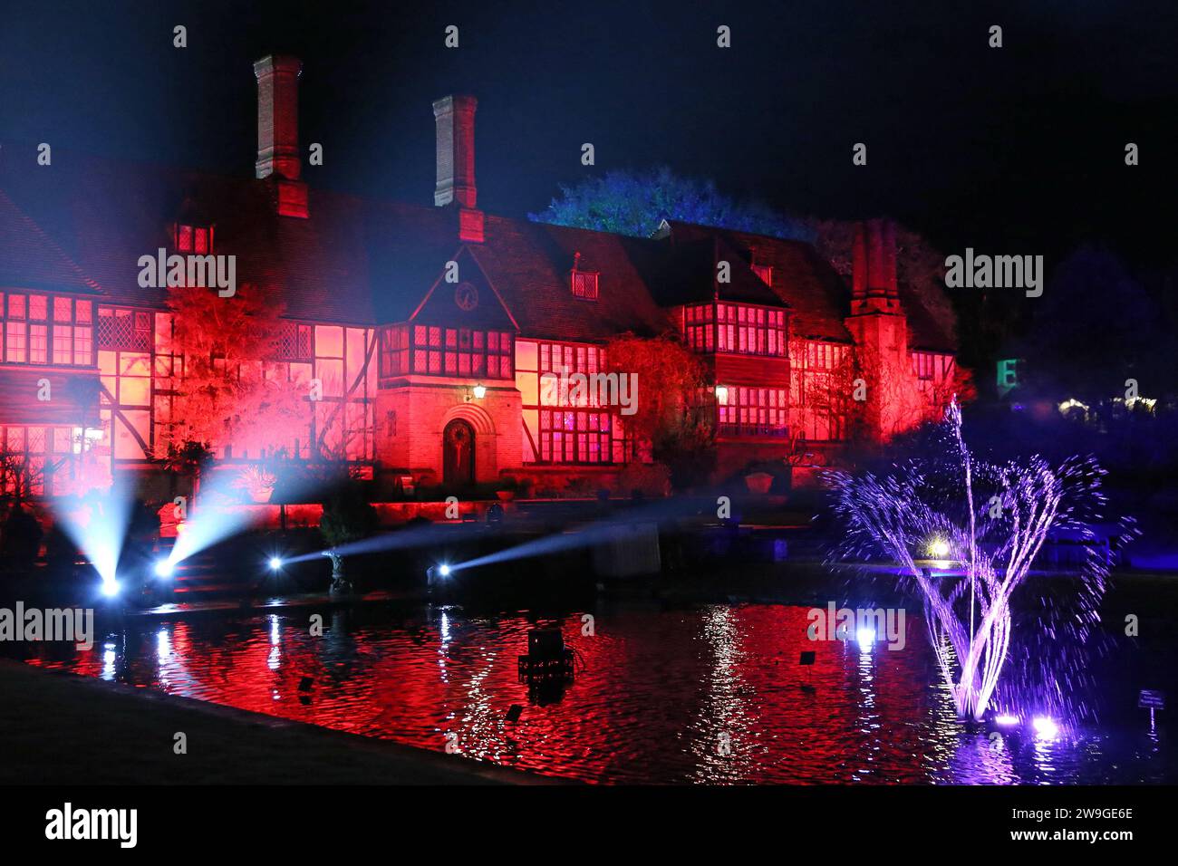 Old Laboratory and Jellicoe Canal, Glow 2023, RHS Garden Wisley, Woking, Surrey, Angleterre, Grande-Bretagne, Royaume-Uni, Royaume-Uni, Europe Banque D'Images